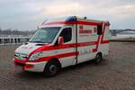 Die Johanniter Mercedes Benz Sprinter RTW am 31.12.24 beim Silvesterschwimmen in Mainz