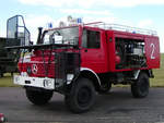Ein Unimog Feuerwehrfahrzeug vom Typ TLF1000 auf dem Flughafen Neubrandenburg-Trollenhagen.