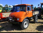 Oranger Mercedes Unimog 406 zu Besuch am 2 Traktorentreffen in Diessbach/BE am 24.08.2025