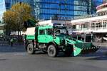 Einsatzfahrzeug der Bereitschaftspolizei in Berlin, ein Mercedes-Benz MB Unimog U 5000 Pritsche, zusätzlich mit einer Räumschaufel, Seilwinde und Ladekran. uW. Überraschenderweise  auf dem Kurfürstendamm in Berlin am 4.11.2025.