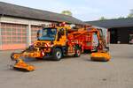 Autobahnmeisterei Langenselbold Mercedes Benz Unimog U527 mit MULAG Mähwerk und Zentralachsanhänger im Arbeitsmodus am 14.04.26.