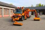 Autobahnmeisterei Langenselbold Mercedes Benz Unimog U527 mit MULAG Mähwerk und Zentralachsanhänger im Arbeitsmodus am 14.04.26.