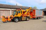 Autobahnmeisterei Langenselbold Mercedes Benz Unimog U527 mit MULAG Mähwerk und Zentralachsanhänger in der Transportstellung am 14.04.26.
