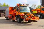 Autobahnmeisterei Langenselbold Mercedes Benz Unimog U527 mit MULAG Mähwerk und Zentralachsanhänger in der Transportstellung am 14.04.26.