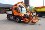 Autobahnmeisterei Langenselbold Mercedes Benz Unimog U423 mit MULAG Mähwerk in der Transportstellung am 14.04.26.