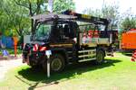 Die Autobahn GmbH Mercedes Benz Unimog U327 mit Hebeb�hne am 20.06.26 auf dem Hessentag in Fulda