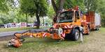 =Unimog U 527, 272 PS, der  Die Autobahn GmbH  ausgestattet mit M�hwerken zur Stra�enrandpflege und Schnittgutanh�nger, steht beim Hessentag in Fulda, 06-2026