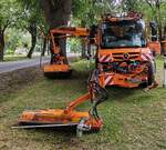 =Unimog U 530 von der  Die Autobahn GmbH , ausgestattet mit M�hwerken zur Stra�enrandpflege, steht beim Hessentag in Fulda, 06-2026