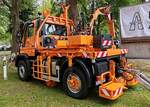 =Unimog U 530 von der  Die Autobahn GmbH  ausgestattet mit M�hwerken zur Stra�enrandpflege, steht beim Hessentag in Fulda, 06-2026