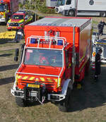 Mercedes Benz Unimog, des CGDIS, wird am Ufer der Sauer entladen.