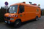 Mercedes Benz Vario 816D zur Ölspurbeseitung hat seinen eigenen ausgewiesenen Parkplatz in einem Wohngebiet in Nordhausen 30.12.2015 (Kategorie Absicherungsfahrzeuge/Straßenmeisterei
