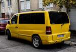 Rückansicht / Seitenansicht: gelber Mercedes-Benz Vito.
