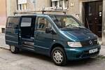 Hier ist ein Mercedes-Benz Vito in der Farbe Labrador Blau (Labrador Blue) zu sehen.