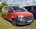 =MB Vito als Kommandowagen der Feuerwehr DREIEICH, abgestellt auf dem Parkplatzgelände der RettMobil 2022 in Fulda, 05-2022