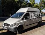 Hier ist ein Mercedes-Benz Vito der zweiten Generation, mit Hochdach zu sehen. Aufnahme: Juni, 2025.