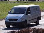 MB-VITO von Autohaus-SING ist ohne vorderes Kennzeichen unterwegs;100324