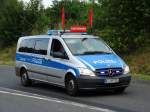 Mercedes Benz Vito zur Absperrung der Radstrecke des Ironman Frankfurt in Maintal Hochstadt am 06.07.14 
