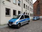 Polizeistreifenwagen, allen voran ein Mercedes-Benz in der Hansestadt Stralsund; 140922