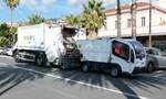 =unbekanntes Müllfahrzeug bringt den in den kleinen Gassen von Nizza gesammelten Müll zu dem großen Iveco-Müllfahrzeug, 09-2017