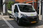 Opel Movano Pritsche, eines G�rtnerbetriebes steht nahe einer Gartenanlage.