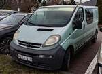 Opel Vivaro Mk1 in der Farbe  Space Green . Foto: 01.2024.