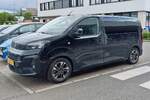 Opel Vivaro, aufgenommen auf einem Parkplatz.