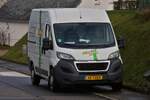 Peugeot Boxer der Firma Rinnen aus Clervaux, steht nahe einer Baustelle. 02.2026