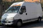 Hier ist ein Peugeot Boxer (erste Generation, Facelift ab 2002) zu sehen.