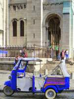 Frankreich, Paris 18e, Montmartre, beim Sacr Coeur, das Tuk-Tuk ist eine motorisierte Version der indischen Rickshaws. Piaggio baut dieses Tuk-Tuk mit Dieselmotor. Es kann drei Personen befrdern (plus den Fahrer), 04.11.2011