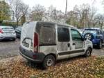 Rückansicht: Renault Kangoo in ziemlich schlechtem Zustand.