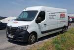 =Renault Master von HETZEL-Transporte steht bei der Eröffnungsausstellung von RIESS-Landtechnik in Michelsrombach, 06-2022