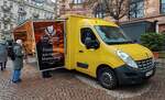 =Renault Master vom Käsetempel Dekic steht auf dem Wochenmarkt in Wiesbaden, 12-2025