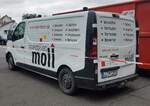 =Renault Trafic als Werbeträger für Immobilien-MOLL steht anl.