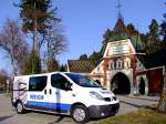 RENAULT-Trafic eines Steinmetzbetriebes possiert vor dem Hauptportal des Rieder Stadtfriedhofes; 120318