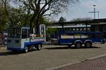 Still Elektrofahrzeug mit Hänger am Bahnhof in Wangerogge. 05.16