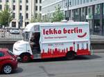 Unbekannter Transporter mit Aufschrift einer Berliner Currywurst in Berlin am 11.06.2016