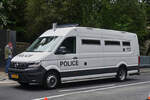 VW Crafter II, Gefangenen Transporter, der luxemburgischen Polizei, steht in der Kolonne der Fahrzeuge zur Milit�rparade in der Stadt Luxemburg bereit. 23.06.2024