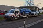 VW Crafter II als Autotransporter steht am Straßenrand. 11.2025