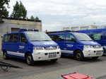 Zwei THW Ortsverband Frankfurt VW Transporter T5 am 17.07.16 beim Osthafen Festival 2016 in Frankfurt