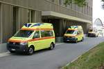 3 VW Ambulanzen die wärend der Tag der offenen Tür bei der Sanitätspolizei Bern vor dem Depot parkiert waren.