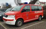 =VW T 5 als MTF der Feuerwehr BAD SALZSCHLIRF, steht im Januar 2023 anl. eines Ausbildungsvorhabens an der Feuerwache HÜNFELD MITTE.