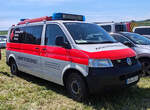 =VW T5 als Katastrophenfahrzeug im Dienst des DRK KV HEIDENHEIM OV NIEDERSTOTZINGEN, steht auf dem Parkplatz der RettMobil im Mai 2025