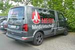 =VW T 6 von Medizintechnik MEIER steht auf dem Parkplatzgelände der RettMobil 2022 in Fulda, 05-2022