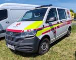=VW T 6 des ÖRK als Krankentransportfahrzeug, steht auf dem Parkplatz der RettMobil im Mai 2025