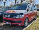 =VW T6 mit Bullenwerbung steht im April 2026 in Erfurt