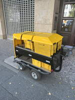 Eine moderne  Postbeutel  Karre. Die Postbeutel sind heute längst durch moderne Plastikbehälter ersetzt. Diese werden bei diesem Modell mit Hilfe eines E-Antriebs befördert. Eine Erleichterung? Eher um noch mehr Briefe / Werbung in kürzerer Zeit zu verteilen.... Foto: Im September 2023 