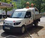 =Elektro-Nutzfahrzeug der Stadt BERNKASEL-KUES unterwegs auf dem Weinfestgelände von Bernkastel-Kues, 08-2023