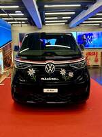 Frontansicht des VW ID.Buzz GTX Trauffer Edition am 9.11.25 beim Konzert im Hallenstadion Zürich.