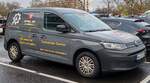 =VW Caddy als Servicefahrzeug von SPIEL-IN CASINO steht am Hbf Wiesbaden im Dezember 2025