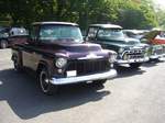 Ein Chevrolet 3100 Pickup aus dem Modelljahr 1956 (Vordergrund) parkt neben einem Chevrolet 3200 Pickup aus dem Modelljahr 1957.
